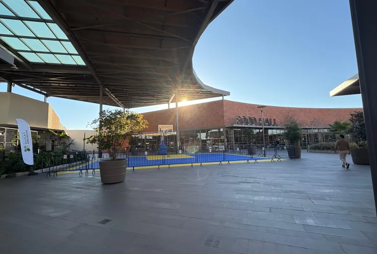 Pela primeira vez no Brasil, um outlet recebe uma quadra oficial de padel aberta ao público