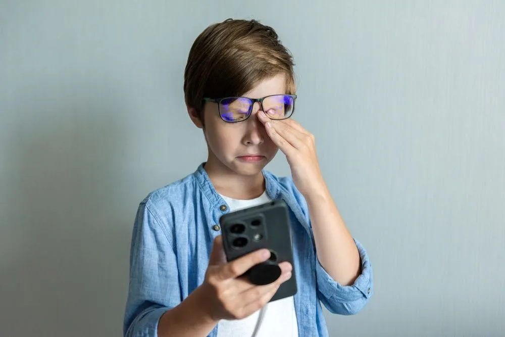 O aumento do uso de telas faz com que os olhos pisquem menos e, com isso, o ressecamento se intensifica.