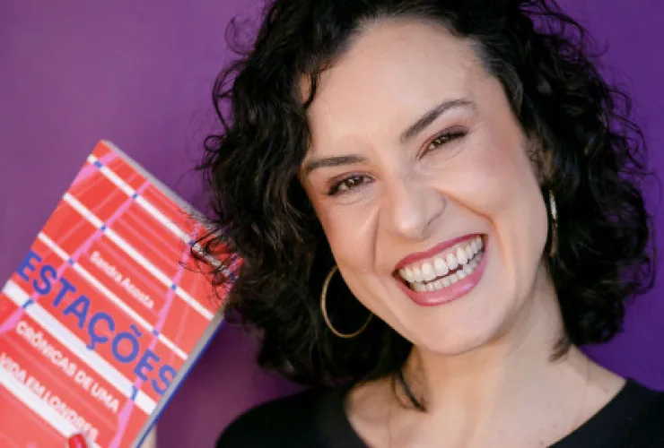 Sandra Acosta autografando livro durante evento em Curitiba