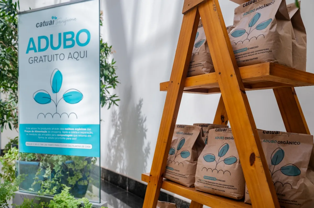 Público recebendo adubo orgânico gratuito no shopping Catuaí Londrina