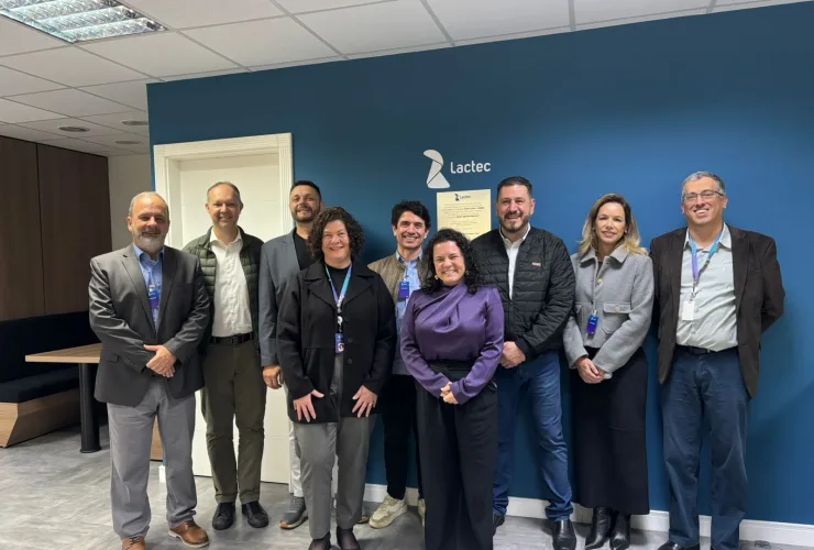 Equipe de pesquisadores da Lactec e Cedra em reunião técnica