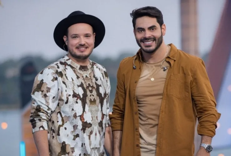 Show da dupla Israel & Rodolffo com público animado na Oktober Curitiba 2025