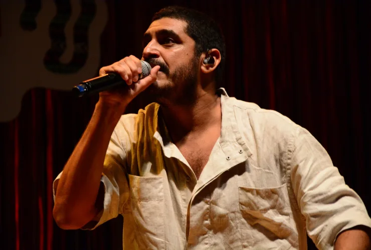 Cantor Criolo em apresentação ao vivo durante a turnê “Criolo 50”