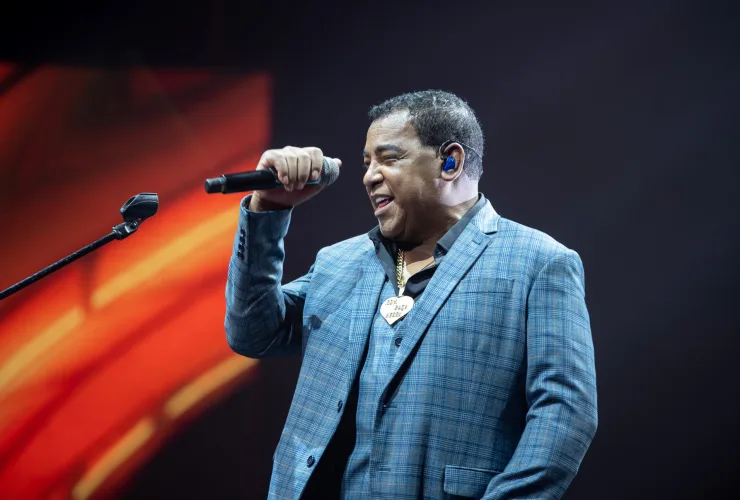 Grupo Raça Negra em apresentação ao vivo, com repertório de sucessos do pagode romântico.