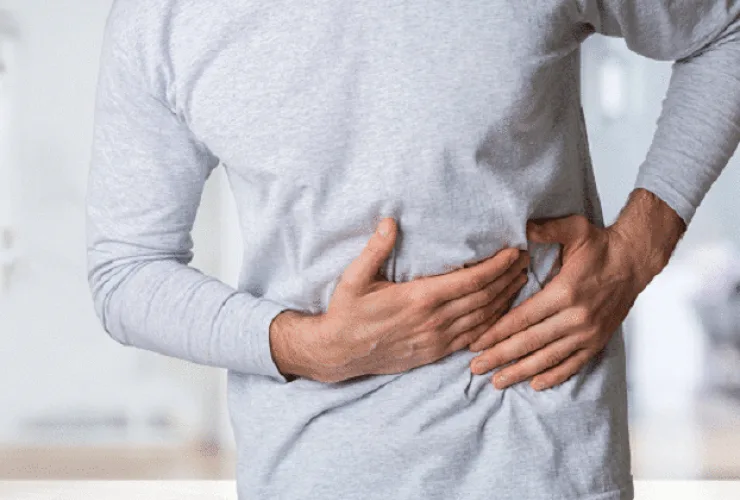 Profissional de saúde segura seringa de vacinação contra hepatite A