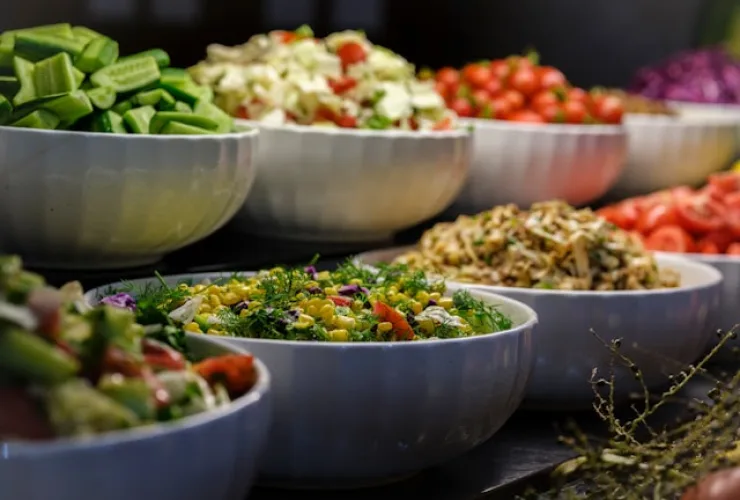Prato colorido com variedade de vegetais frescos que ajudam a prevenir o diabetes tipo 2