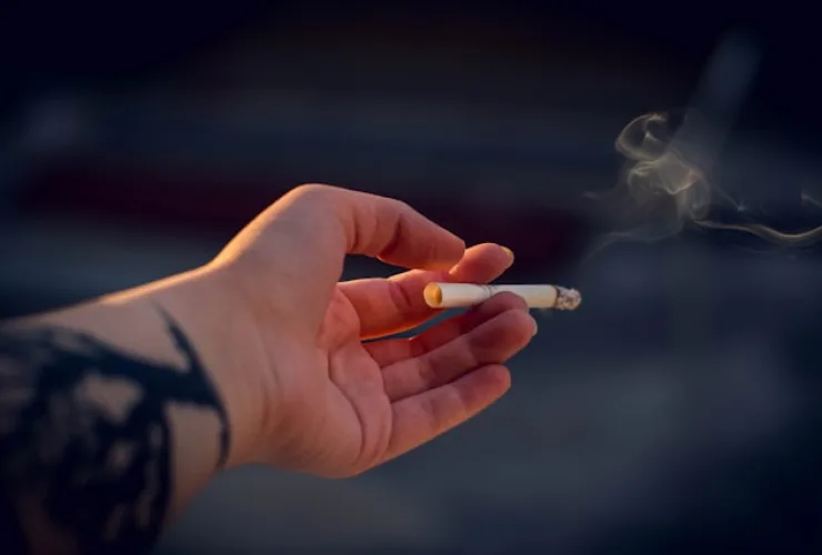 Adolescente usando cigarro eletrônico (vape), associado a maior risco de ansiedade e depressão.