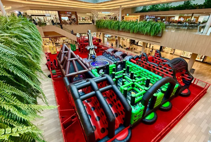 Interior do Jockey Plaza Shopping com lojas e clientes
