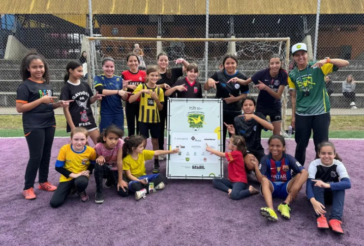 Aulas da Escolinha de Futebol Meninas Campeãs movimentaram a nova sede do Pinheirinho, em Curitiba (PR)