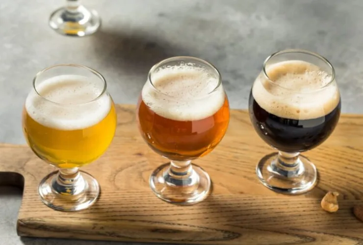 Copo de cerveja artesanal em competição em Maringá