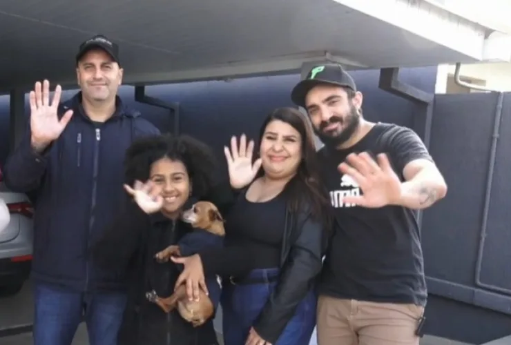Usuário comemorando o reencontro com seu pet pelo aplicativo Encontre Seu Pet
