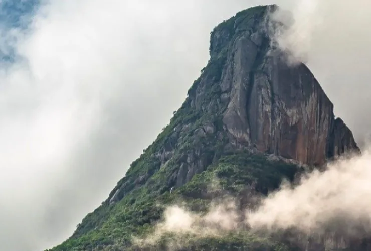 Montanhistas na trilha do Pico Paraná com sinalização regulamentada