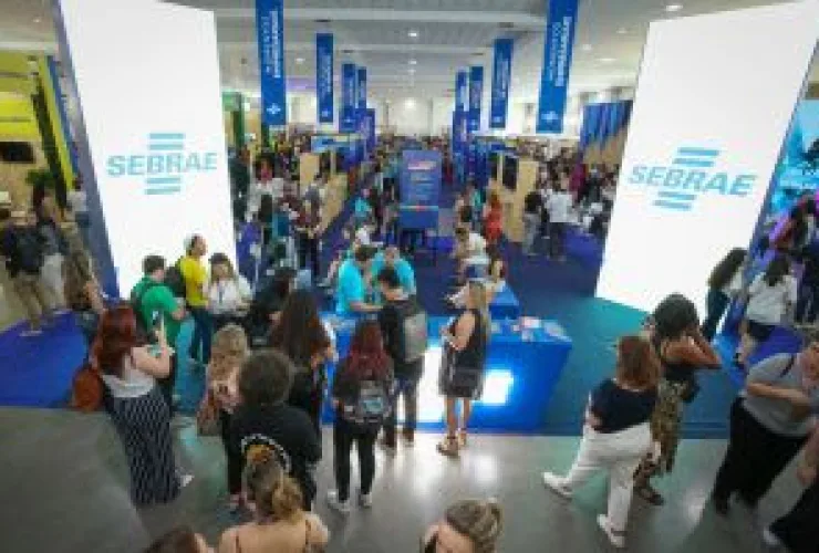 Estandes com soluções de franquias e startups na Feira do Empreendedor