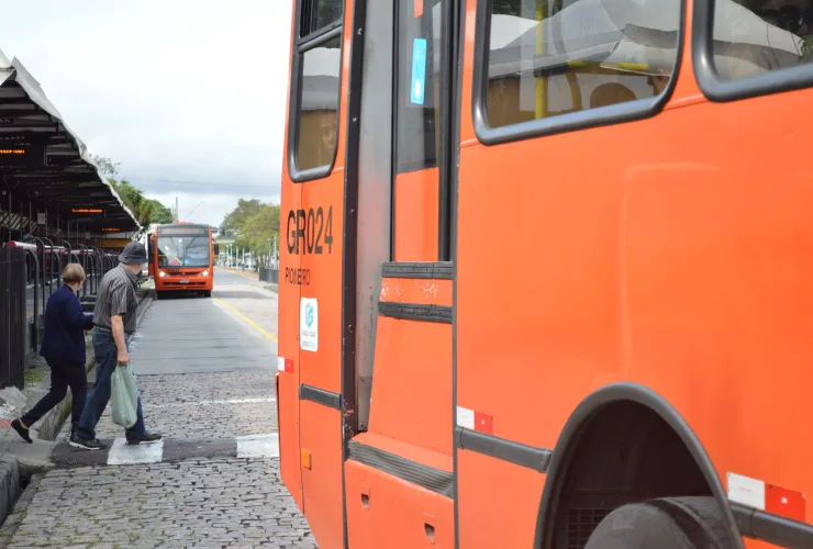 Imagem ilustrativa do transporte público de Curitiba com bilhetagem integrada