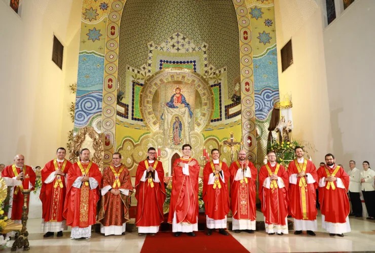 Padre Reginaldo Manzotti celebrando Missa na Festa das Santas Chagas