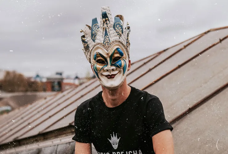 Boris Brejcha em palco com máscara veneziana no megashow Curitiba