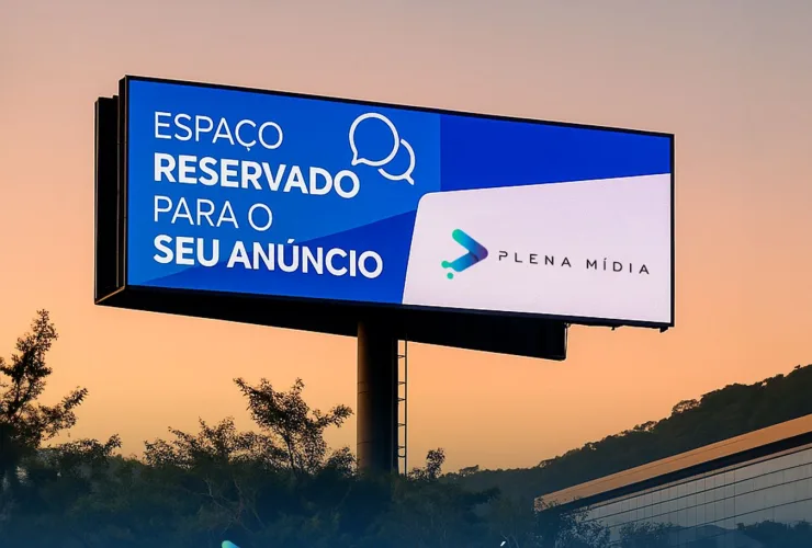 Equipe da Plena Mídia em reunião de marketing digital