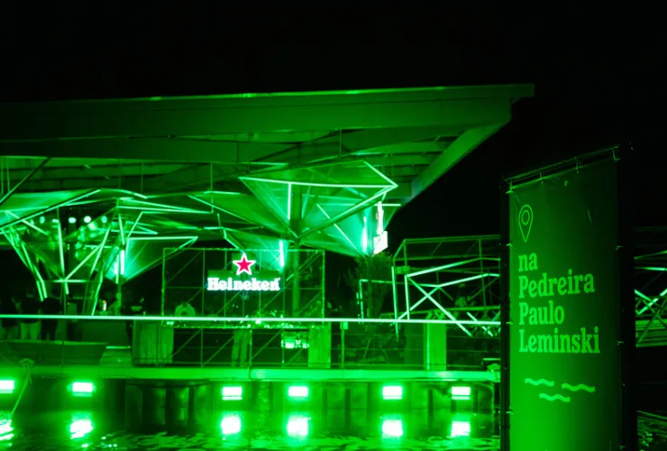 Equipe do projeto Litro de Luz Brasil em ação com apoio da Heineken