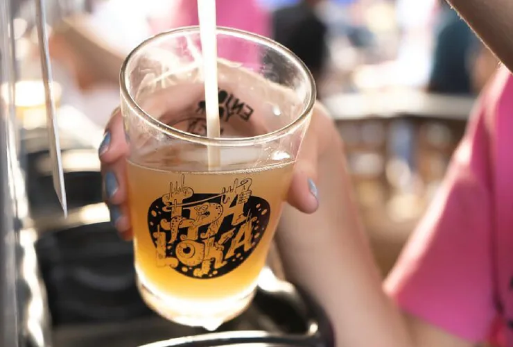 Copo de chope artesanal da Way Beer em festa temática