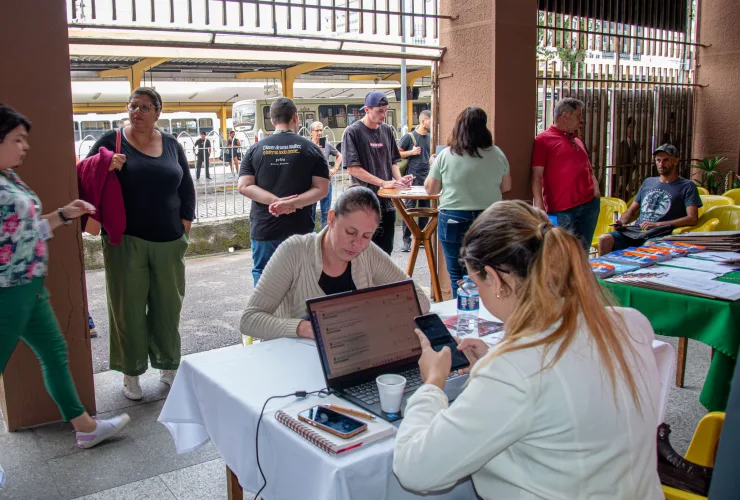 Estudantes e trabalhadores participando do Feirão da Evangelizar