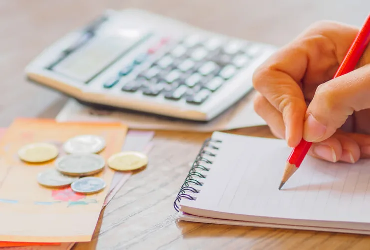 Cartão de crédito e calculadora representando controle financeiro
