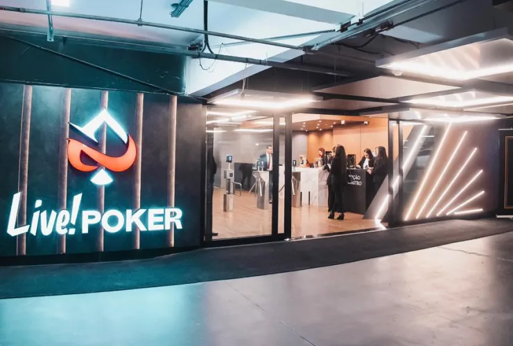 Live Poker Club realiza ação solidária e de conscientização sobre o Outubro Rosa, promovendo apoio e prevenção ao câncer de mama.