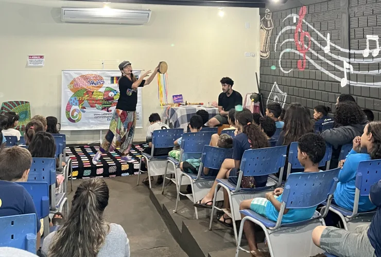 Projeto “Leitura para Todos” leva contação de histórias e livros para crianças em Londrina, incentivando o hábito da leitura desde cedo.