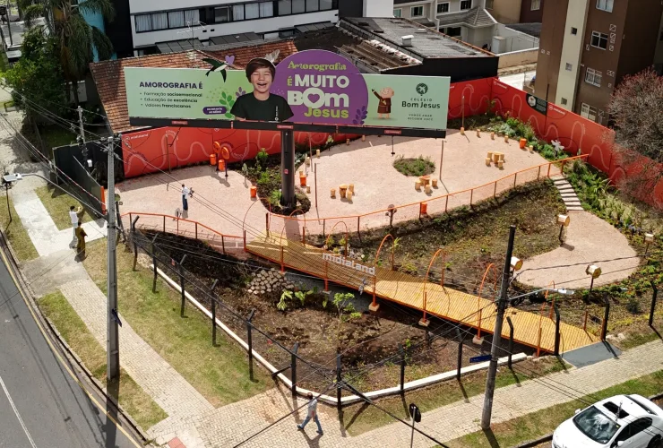 Imagem área do novo jardim sustentável do Água Verde, com destaque para o grande painel para campanhas publicitárias