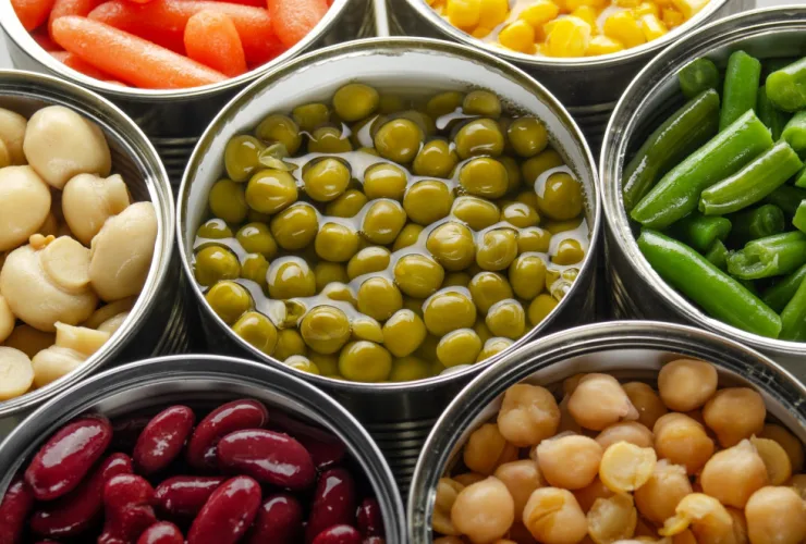 Produtos em lata podem ser práticos e ajudar na manutenção de uma dieta equilibrada; saiba o que avaliar no rótulo e na embalagem durante a compra