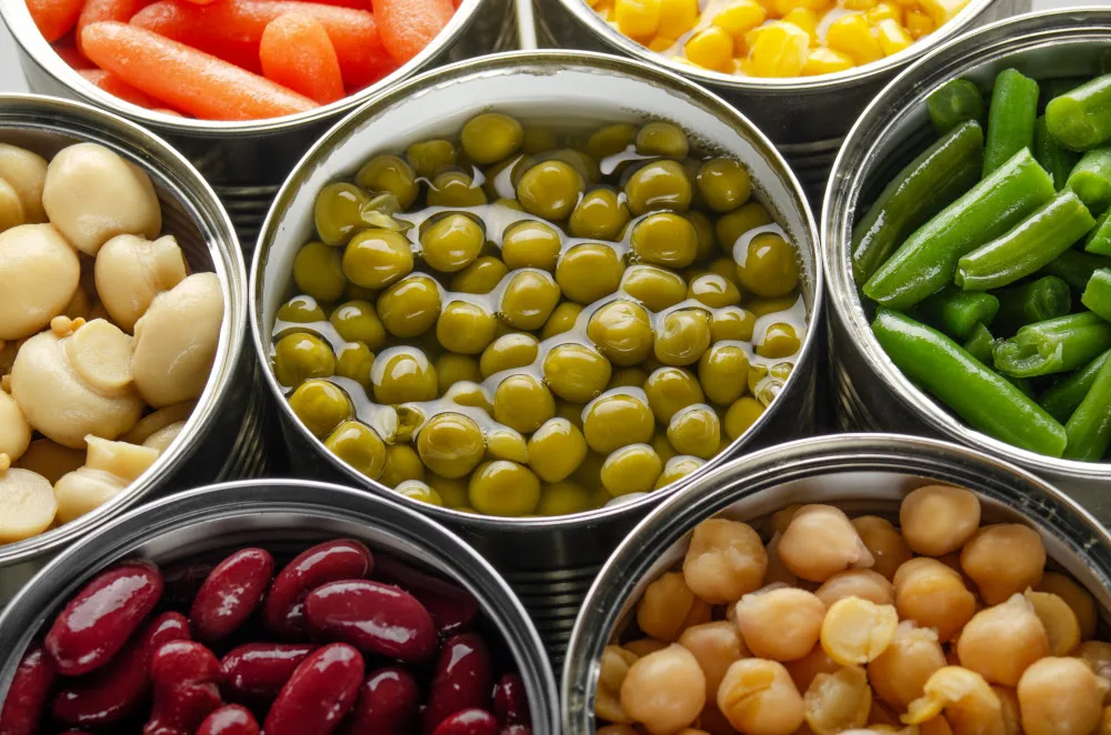 Produtos em lata podem ser práticos e ajudar na manutenção de uma dieta equilibrada; saiba o que avaliar no rótulo e na embalagem durante a compra