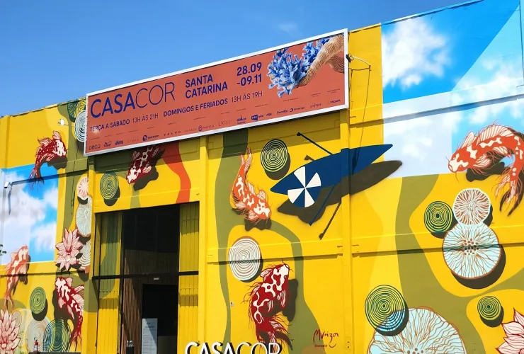 Fachada da CASACOR SC 2025 em Florianópolis com o mural “As Carpas”, obra monumental de Marcelo Urizar