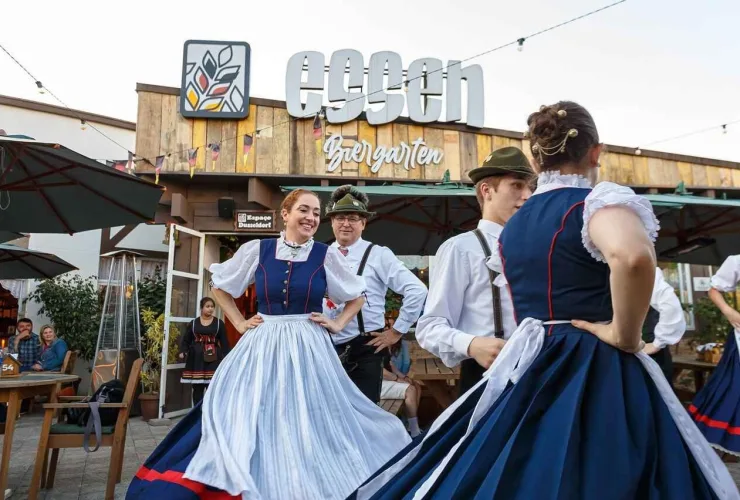 Essenbiergarten em clima de Oktoberfest 