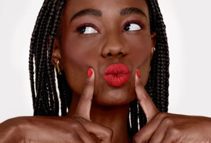 Dicas de como montar um look monocromático em vermelho, com 6 produtos que destacam estilo, elegância e personalidade.
