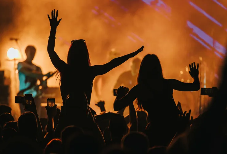“Gig Tripping” impulsiona o mercado de hotelaria em Curitiba, movimentando a economia com shows e festivais musicais.