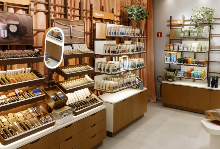 Natura inaugura nova loja no Shopping Curitiba com produtos de beleza, bem-estar e consultoria personalizada.