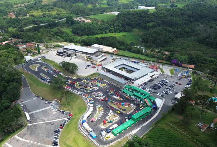 Obra “Uma outra história”, de Adhemar Cabral, reimagina Ayrton Senna e emociona visitantes no Parque Dream Car