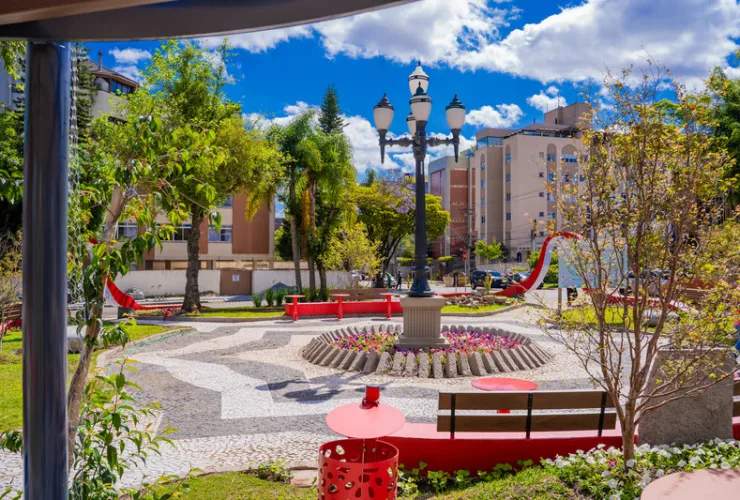 Espaço foi transformado por meio do programa “Adote uma Praça”, da Prefeitura de Curitiba (PR)