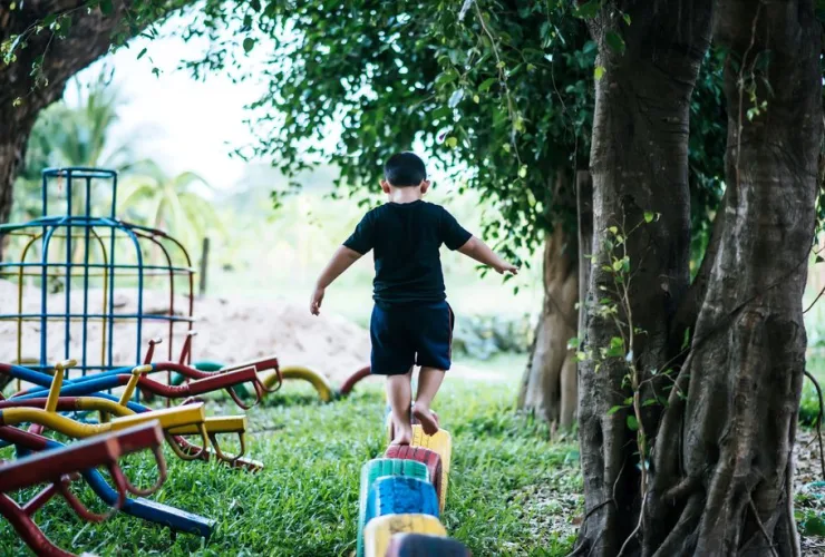 Cansaço escolar no fim do ano é real — e o livre brincar pode ser o melhor remédio