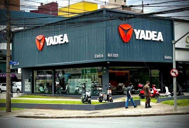 Yadea inaugura primeira concessionária Eletra do Paraná em Curitiba, ampliando a mobilidade elétrica no estado.