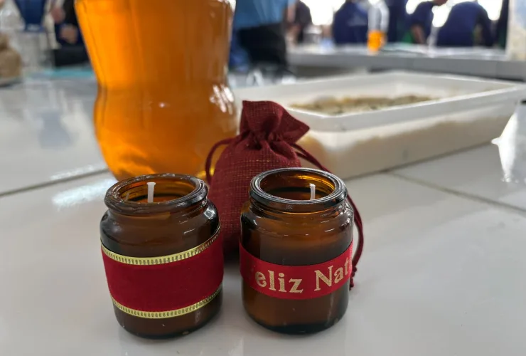 Vela de Natal feita com óleo de cozinha usado como alternativa sustentável e econômica para decoração.