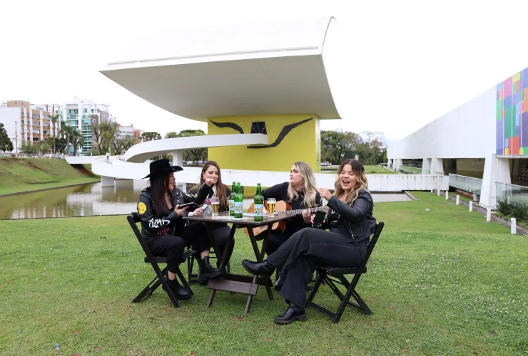 Show sertanejo gratuito, no meio da rua, vai agitar Curitiba neste sábado (08)