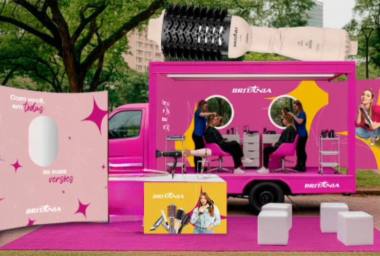 Beauty Truck da Britânia em Curitiba oferecendo experiências de beleza e tecnologia ao público.
