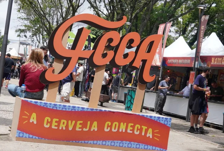 Curitiba recebe a sétima edição do Festival da Cultura Cervejeira Artesanal, com música, gastronomia e rótulos locais.