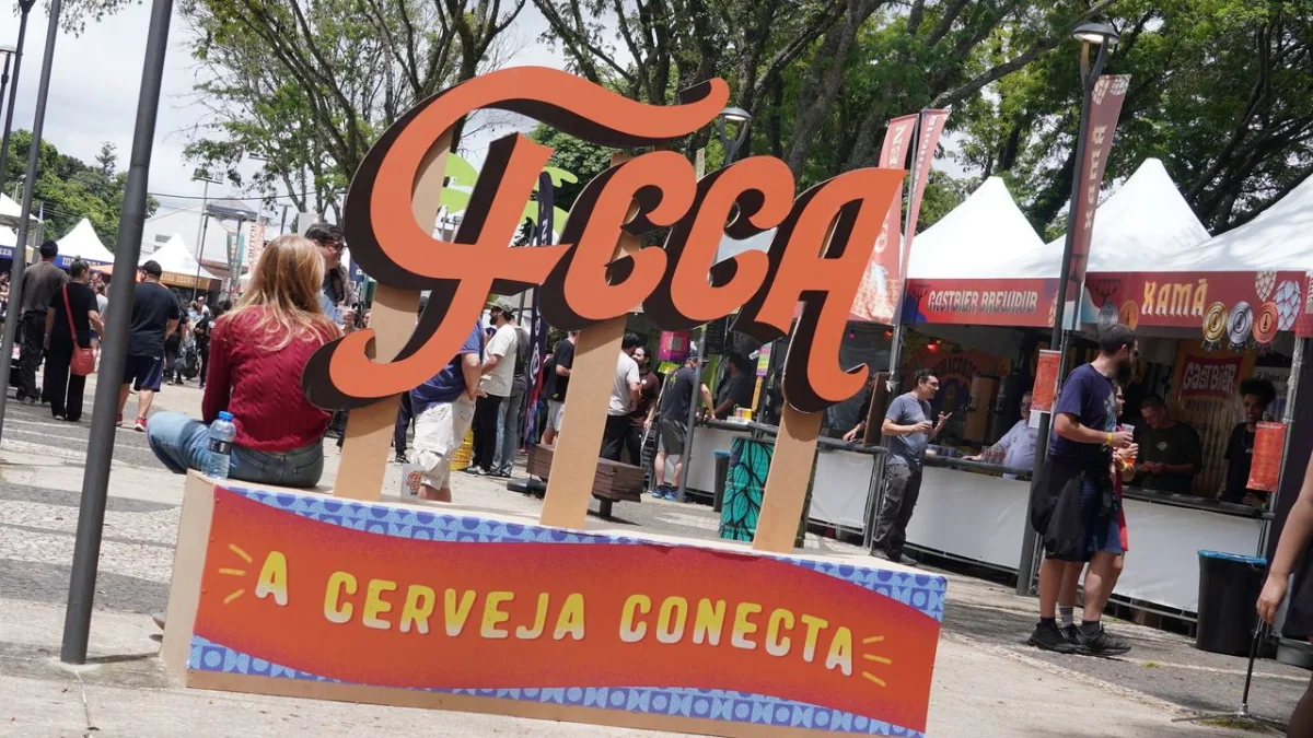 Curitiba recebe a sétima edição do Festival da Cultura Cervejeira Artesanal, com música, gastronomia e rótulos locais.