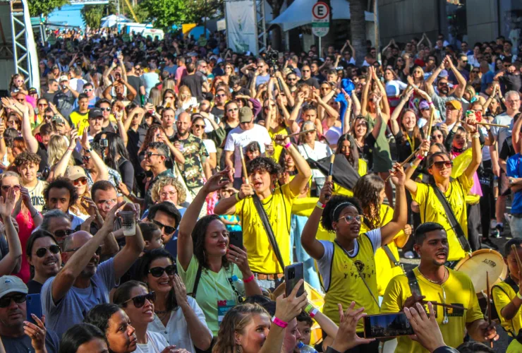 Instituto Playing for Change celebra 10 anos com festa em Curitiba destacando o impacto social da música.