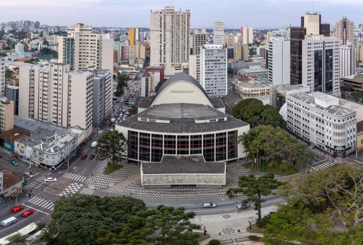 Projeto promove oficina de cenografia gratuita em Curitiba, incentivando a formação artística e o acesso à cultura.