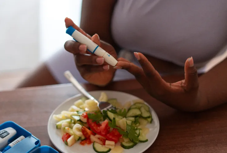 Estilo de vida saudável é essencial na prevenção do diabetes tipo 2, com foco em alimentação equilibrada e atividade física regular.