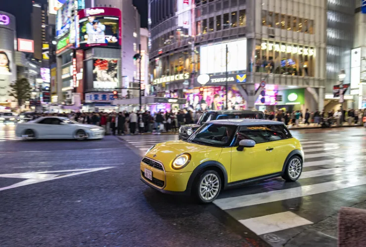 MINI Cooper leva a diversão de dirigir às ruas vibrantes de Tóquio