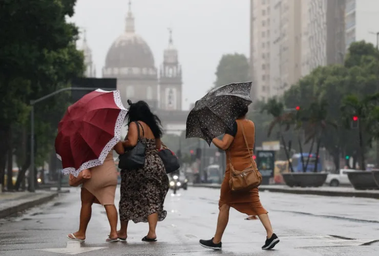 Frente fria intensifica tempestades em seis estados a partir desta sexta-feira (12)