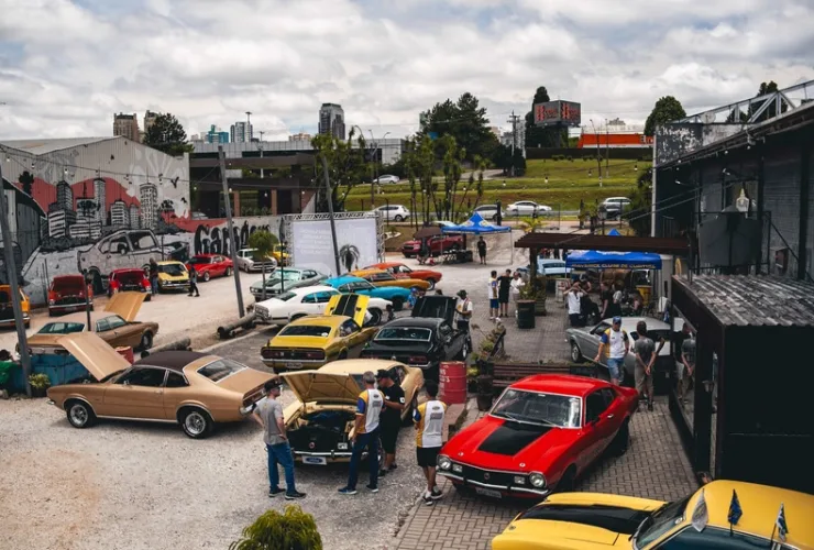 Mavericks clássicos alinhados em exposição automotiva no Armazém Garagem em Curitiba